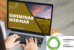 A laptop showing the webinar start screen